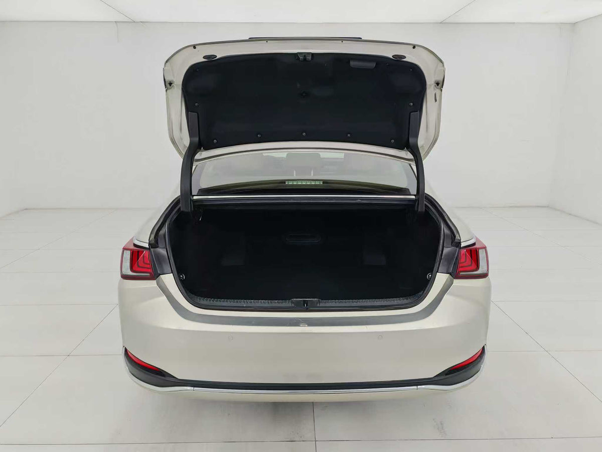 Lexus ES 2021 300h Premier Edition, 2.5l displacement, EXW price: $27,545