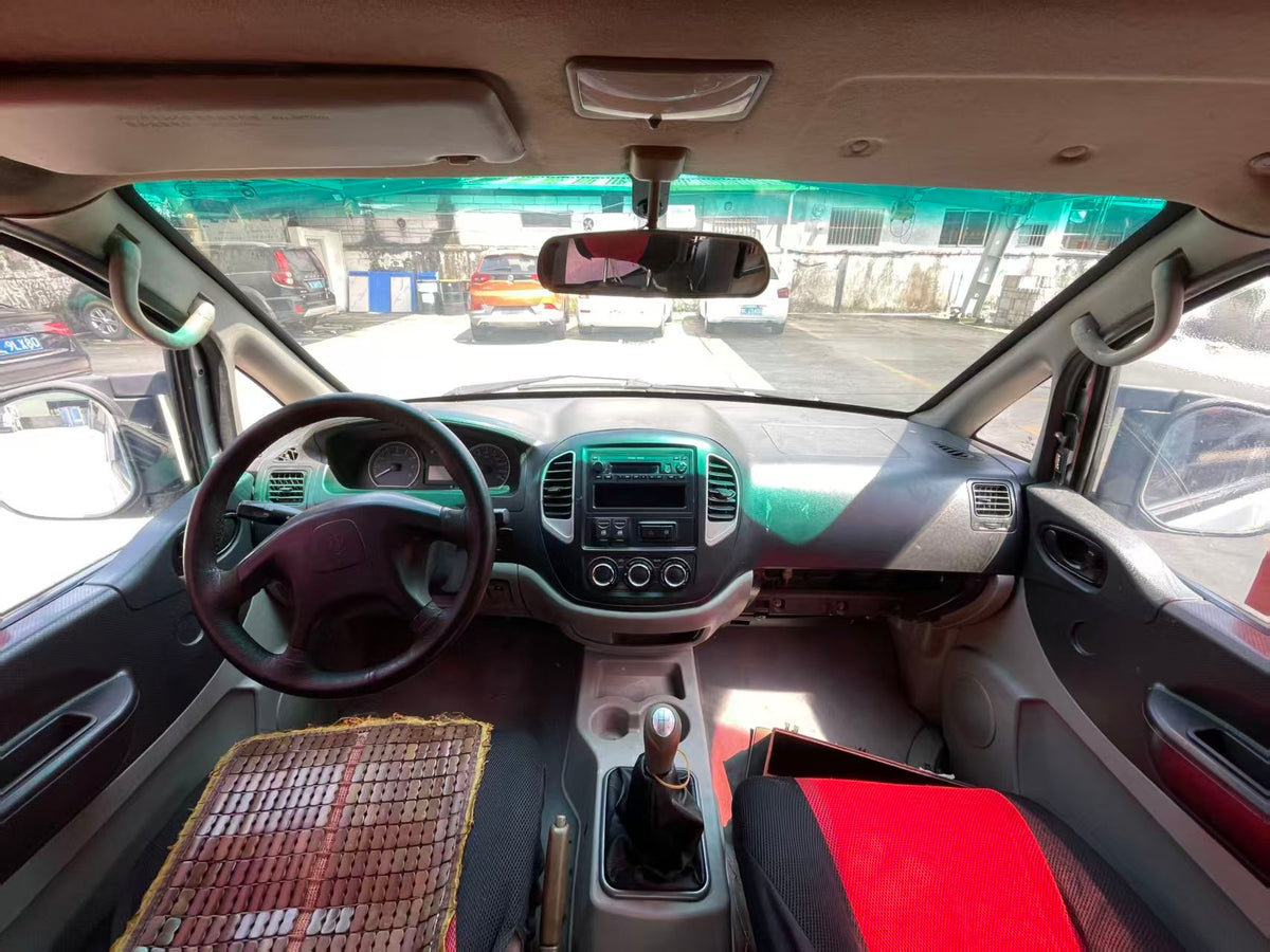 Dongfeng is popular, Lingzhi 2015 M3 1.6L 7-seat comfortable model, exw price: $1749